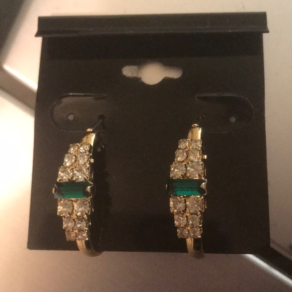 Jewelry - NWT Gold plate diamond/emerald decor pierce earing